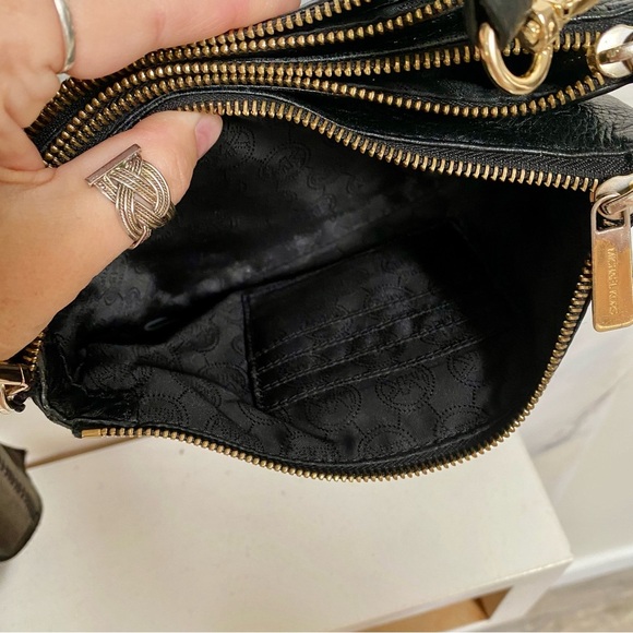 Michael KORS triple layer black leather cross body bag w gold & build in wallet - Picture 11 of 16